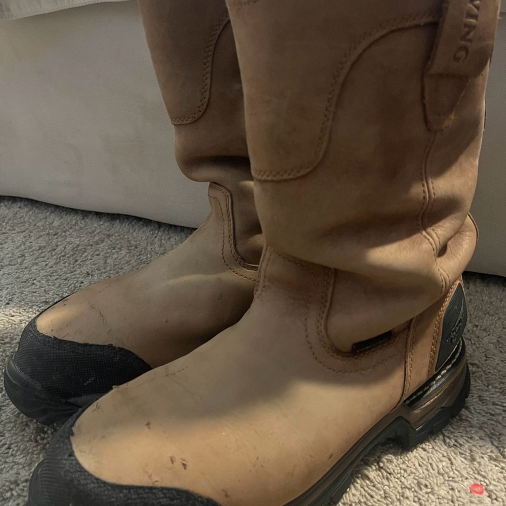 Red Wing Boots 9.5. They are in good condition.  Aluminum toes and water proof.